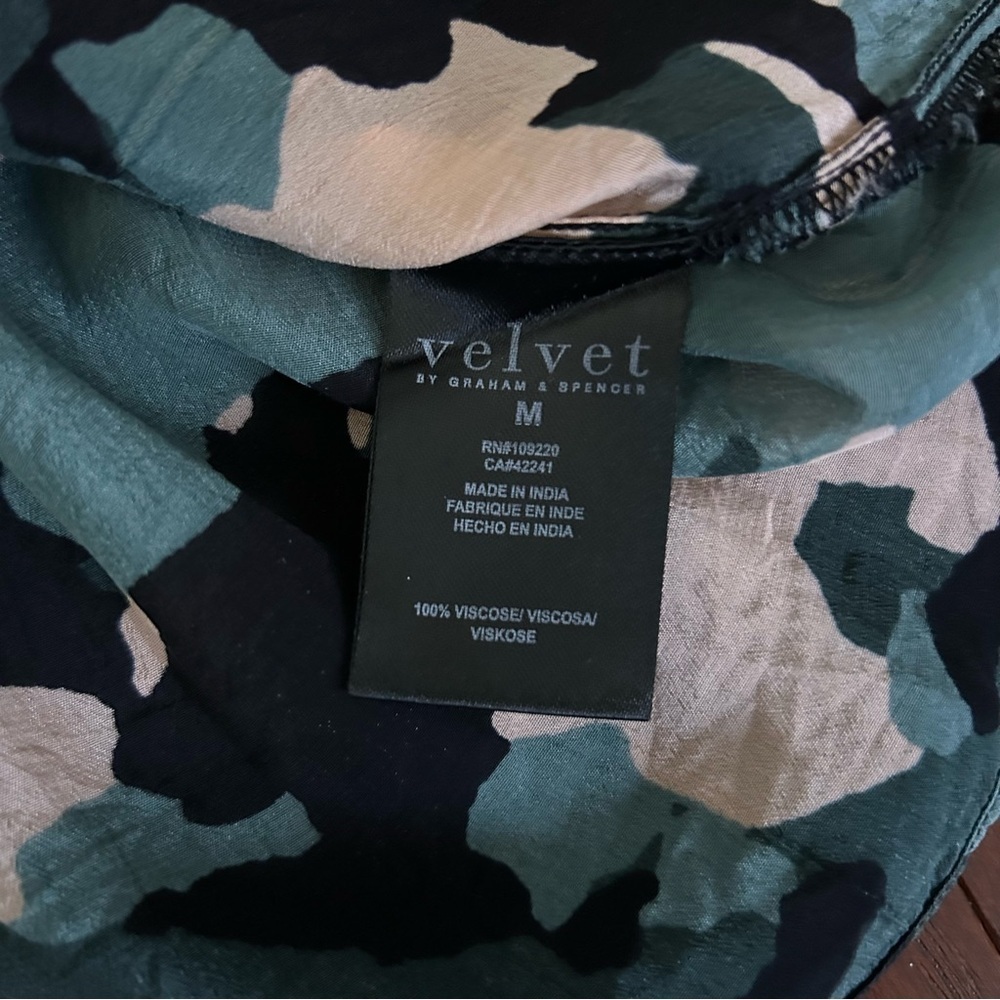 $198 Velvet by Graham & Spencer Vika Camo Print Blouse size M short sleeve - Picture 8 of 8